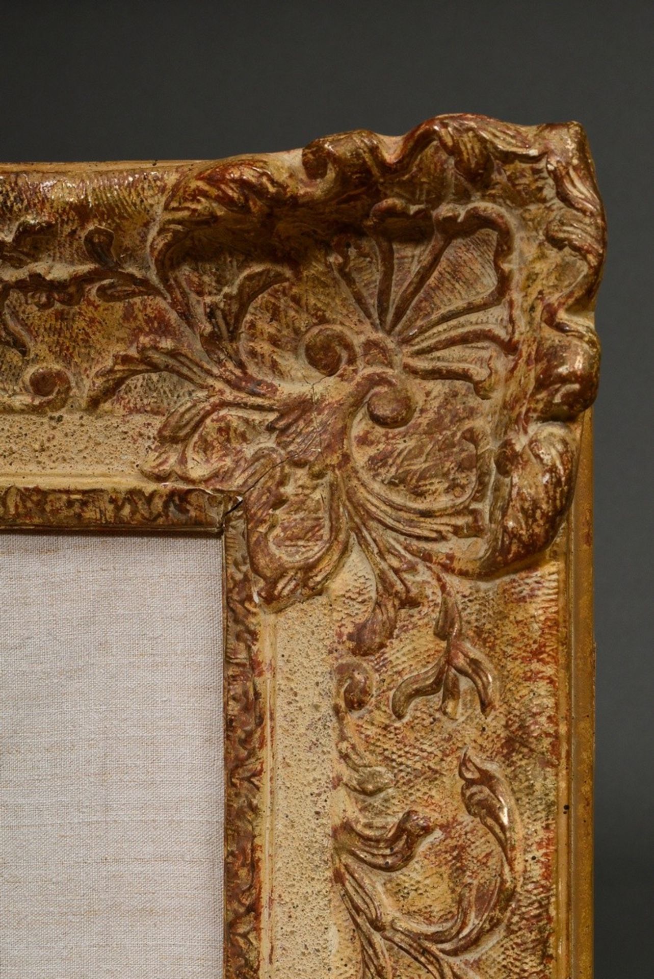 Paar französische Rahmen mit floralen Reliefs in der Voute, 18./19.Jh., Holz geschnitzt, gefasst un - Bild 2 aus 6