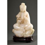 Helle Jade Figur "Sitzender Buddha mit Ruji Zepter" auf dunklem Holz Stand, Qing Dynastie, China, H