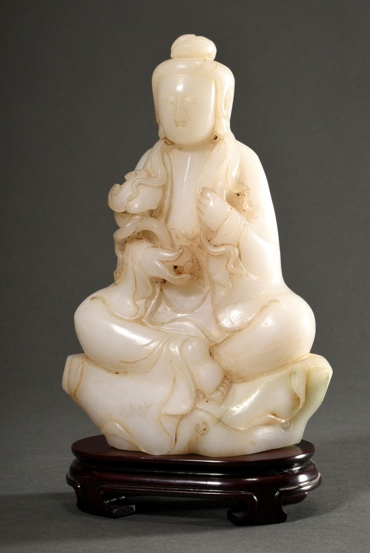 Helle Jade Figur "Sitzender Buddha mit Ruji Zepter" auf dunklem Holz Stand, Qing Dynastie, China, H
