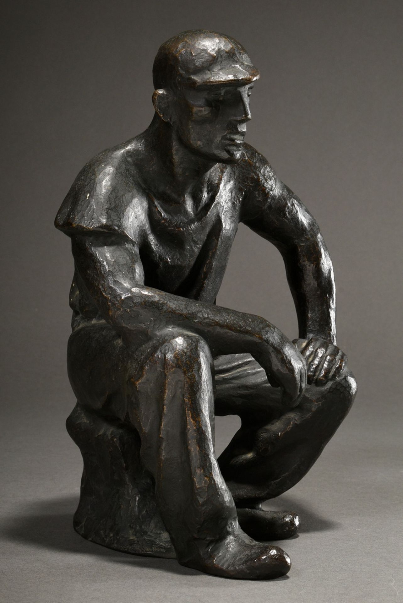 Propf, Robert (1910-1986) „Sitzender Bergmann“, Bronze, dunkel patiniert, verso sign., H. 29cm, min