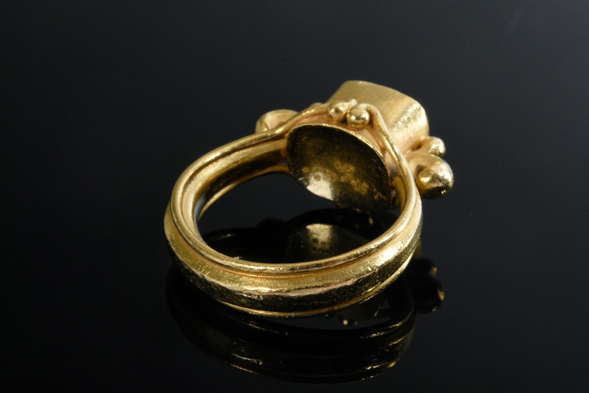 Gelbgold 917 Ring mit hellem Stein Intaglio „Schreitende Sau“ (Griechenland, 5. Jh. v. Chr.), Wolfg - Bild 2 aus 3