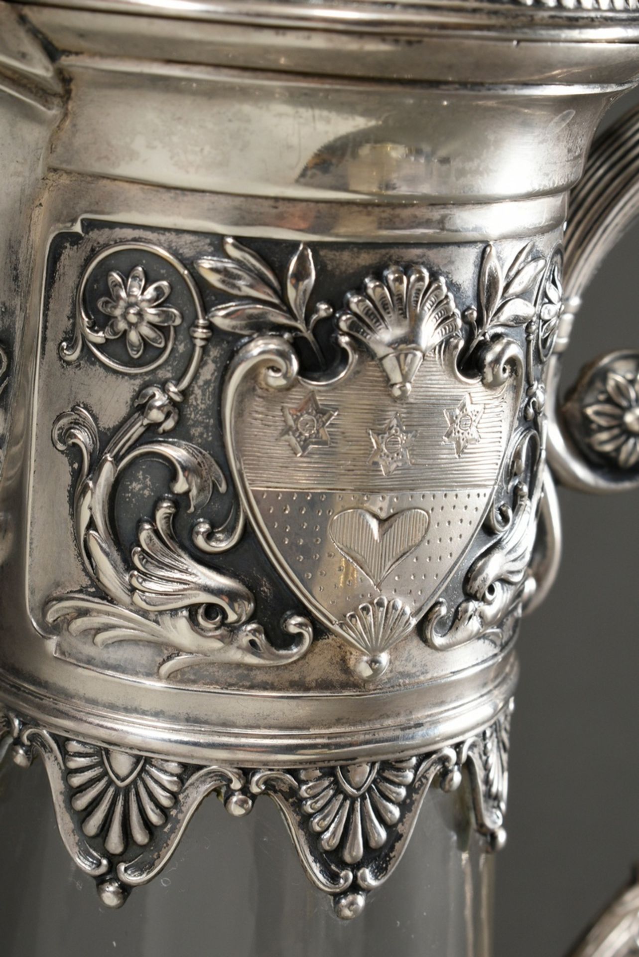 Historicism tankard with faceted base and richly ornamented mounting and engraved coats of arms on  - Image 4 of 7