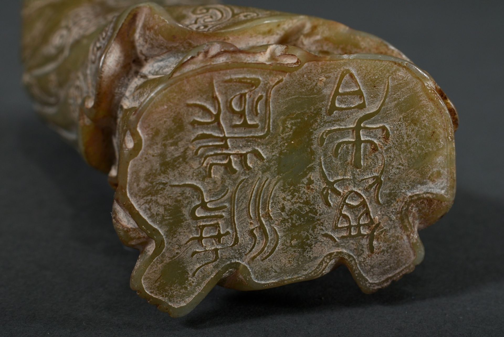 Grüne Jade Figur "Stehender Mönch", Gewand mit stilisierten Drachen, am Boden archaische Schriftzei - Bild 6 aus 7