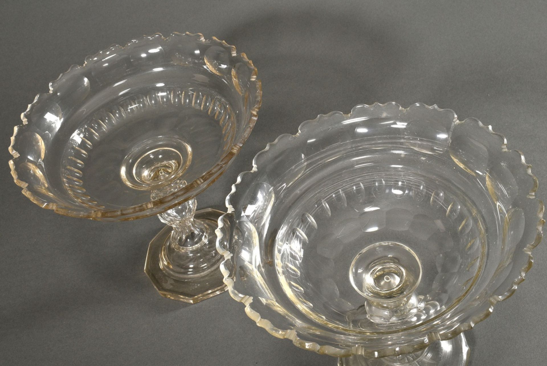 Paar Biedermeier Glas Aufsätze mit Olivenschliff Dekoration auf polygonalen Füßen, H. 23,8cm, Ø 26, - Bild 2 aus 3