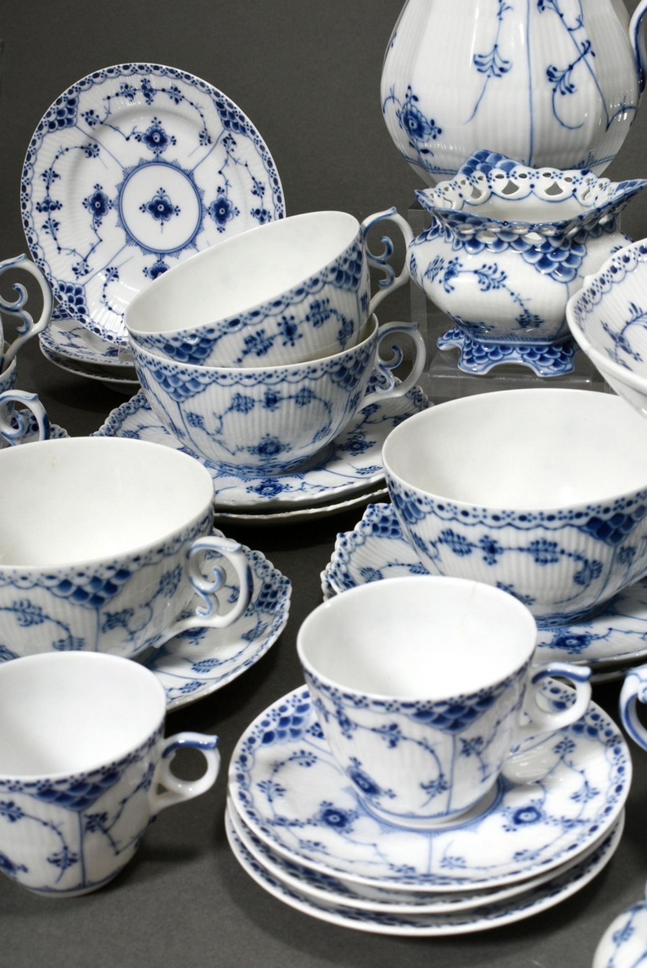 31 Pieces Royal Copenhagen breakfast service "Musselmalet Fluted Half Lace", consisting of: 1 coffe - Image 4 of 10