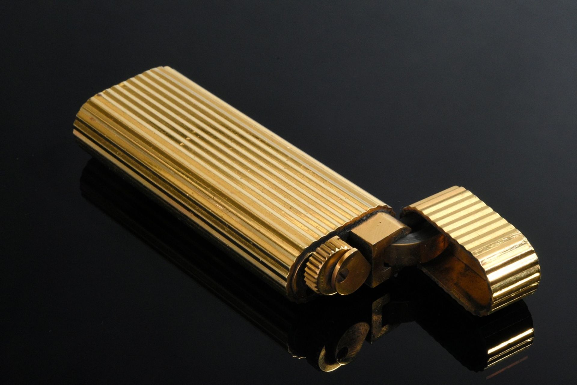 Le Must de Cartier Feuerzeug, Goldauflage, Nr. C 10863, 7x2,5cm, funktionstüchtig, Kratzer, starke  - Bild 2 aus 5