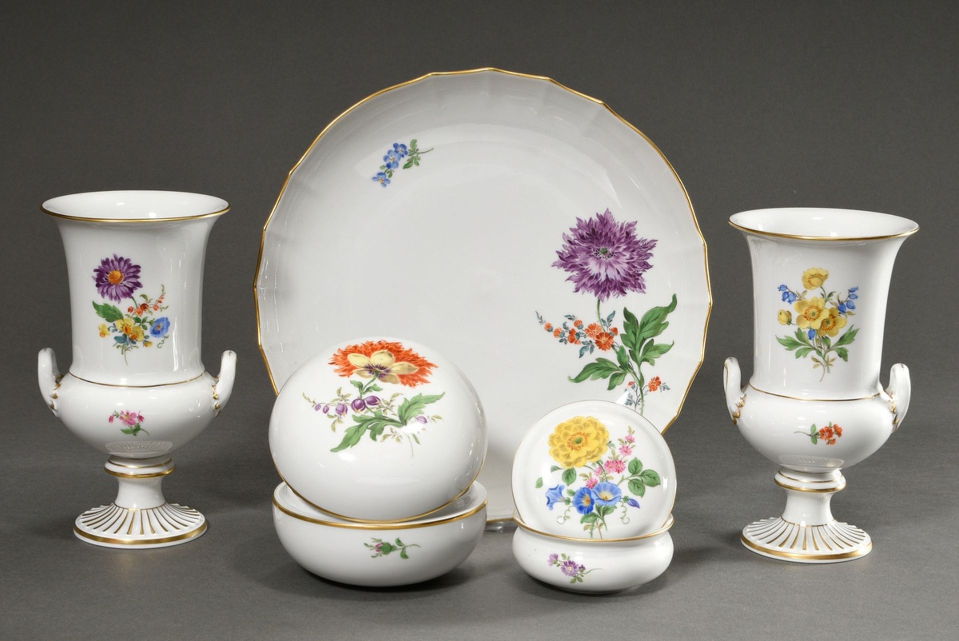 5 Pieces Meissen "Deutsche Blume": 2 goblet vases with handle (h. 22cm), 2 various round lidded box