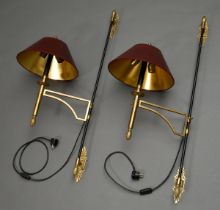 Paar Wandlampen in klassizistischem Stil mit Zapfen Dekorationen, zweiflammig mit passenden Schirme