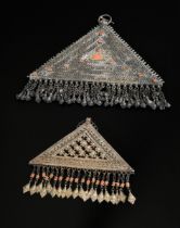 2 Diverse Usbeken Amulettbehälter "Boyun Tumar" in gleichschenkliger Dreiecksform mit türkisfarbene