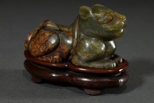 Green-brown jade figurine "Reclining Felide" in Ming style, wooden base, 4.5x9x4cm, imperfections i