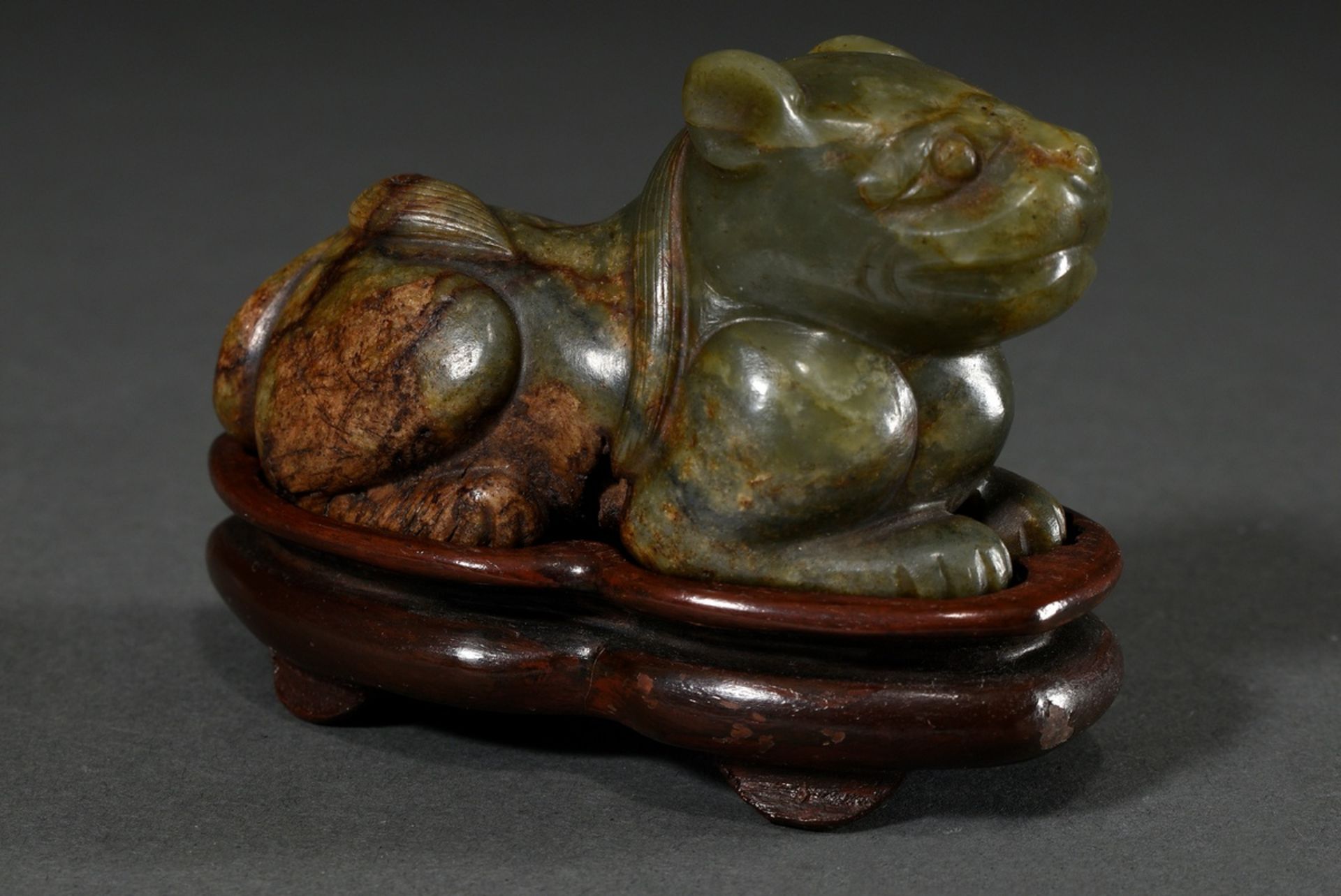 Grünbraune Jade Figur "Liegende Felide" im Ming-Stil, Holzsockel, 4,5x9x4cm, Fehlstellen im Materia