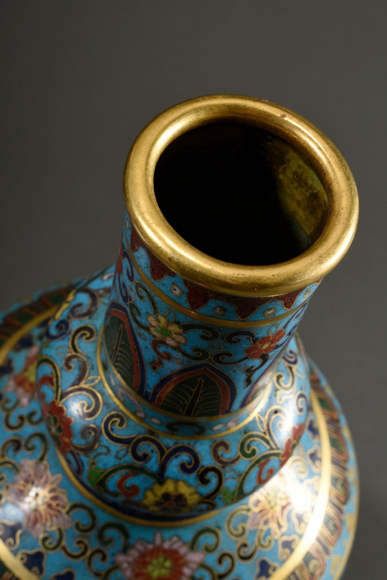 Cloisonné "Holy Water" Vase mit feuervergoldeten Bronze Rändern und reichem floralem Dekor auf türk - Bild 3 aus 8
