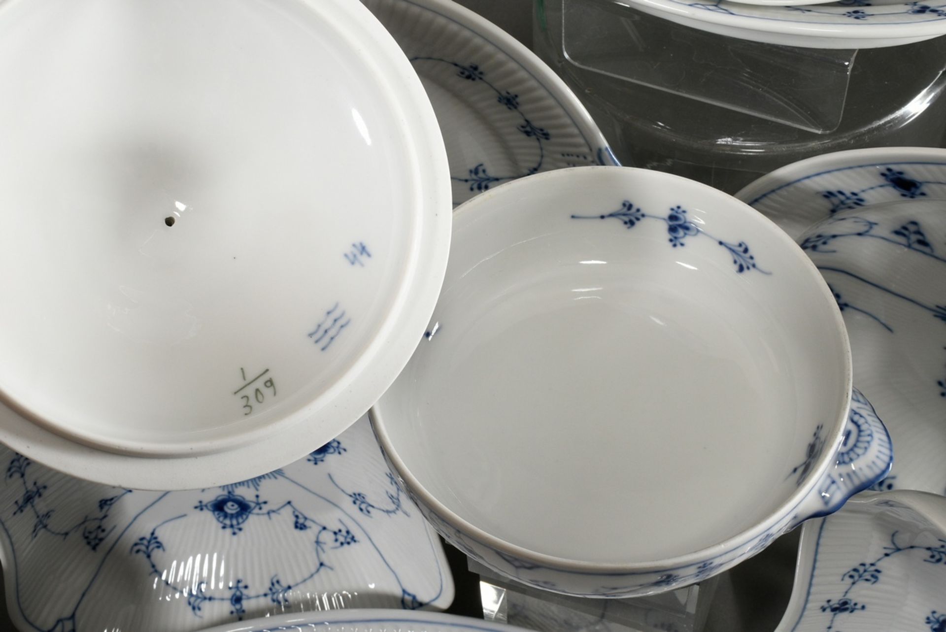 10 Pieces Royal Copenhagen "Musselmalet fluted plain" consisting of: 1 oval lidded tureen (21.5x38x - Image 6 of 7