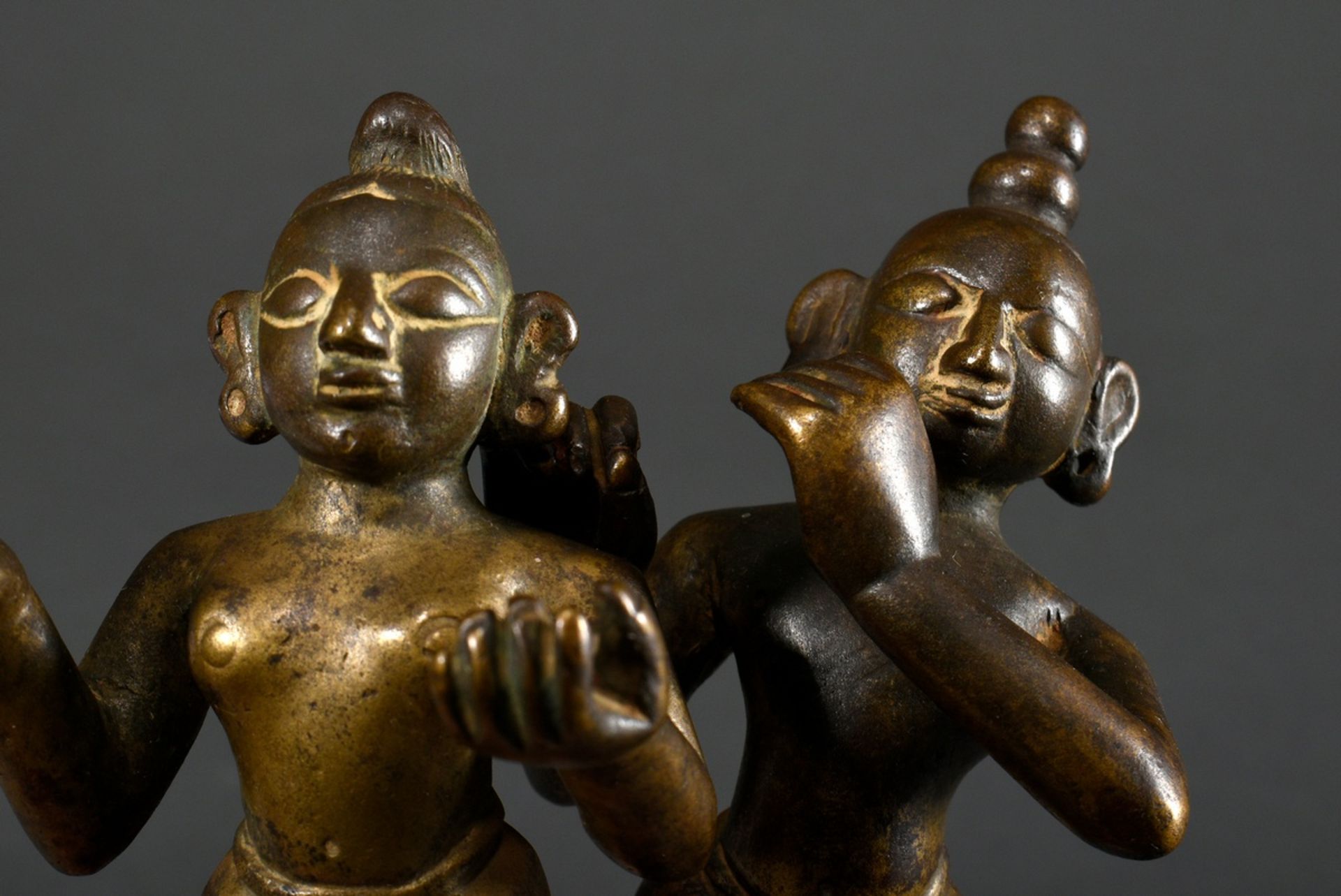 2 Feuervergoldete Bronze Figuren "Krishna Venugopola" und "Gopi Radha", Indien, wohl 17./18. Jh., H - Bild 4 aus 5