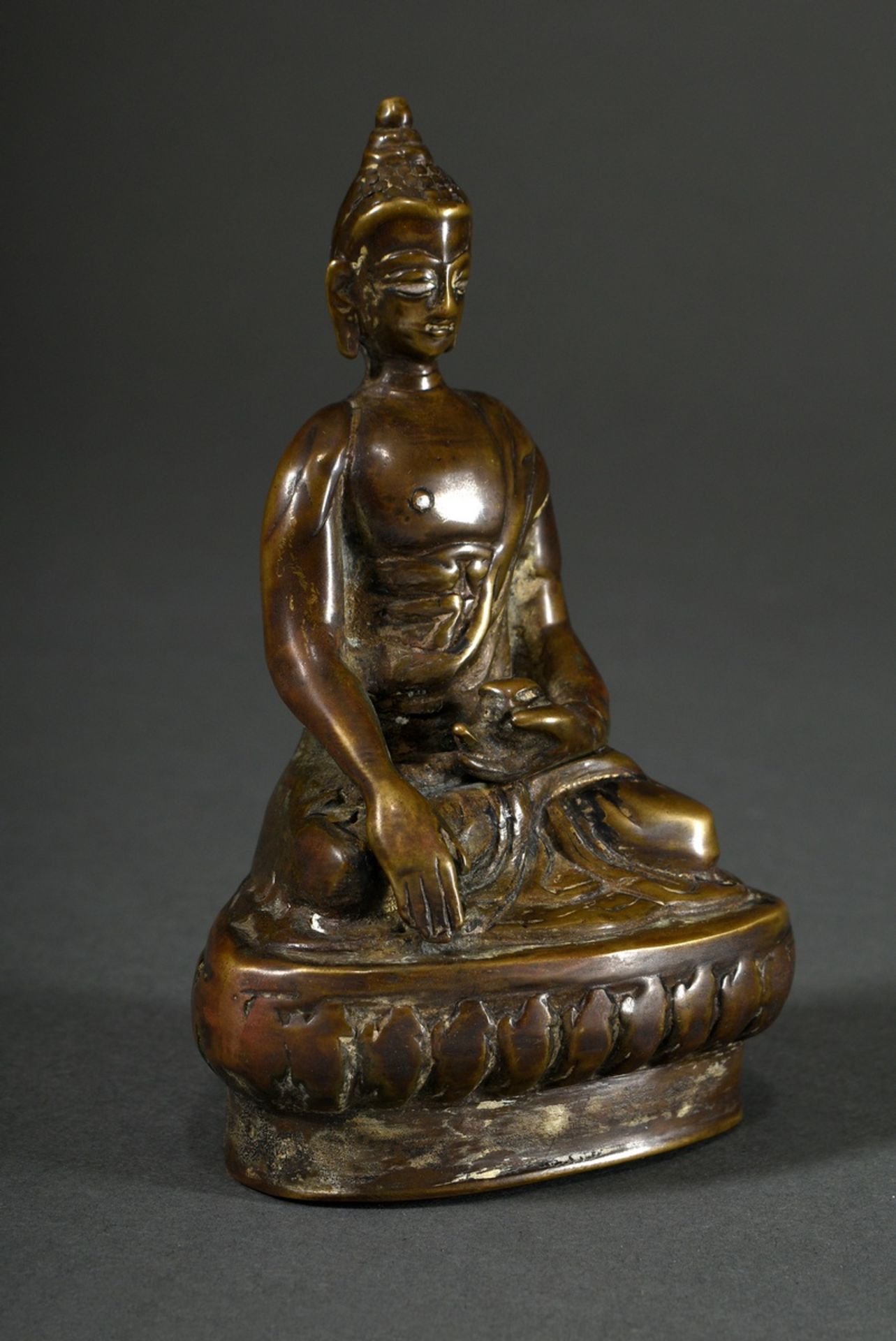 Gelbguss "Buddha Shakyamuni" mit eingelegte Brustwarze in Silber, Indien/Himalayagebiet wohl 18.Jh. - Bild 2 aus 5