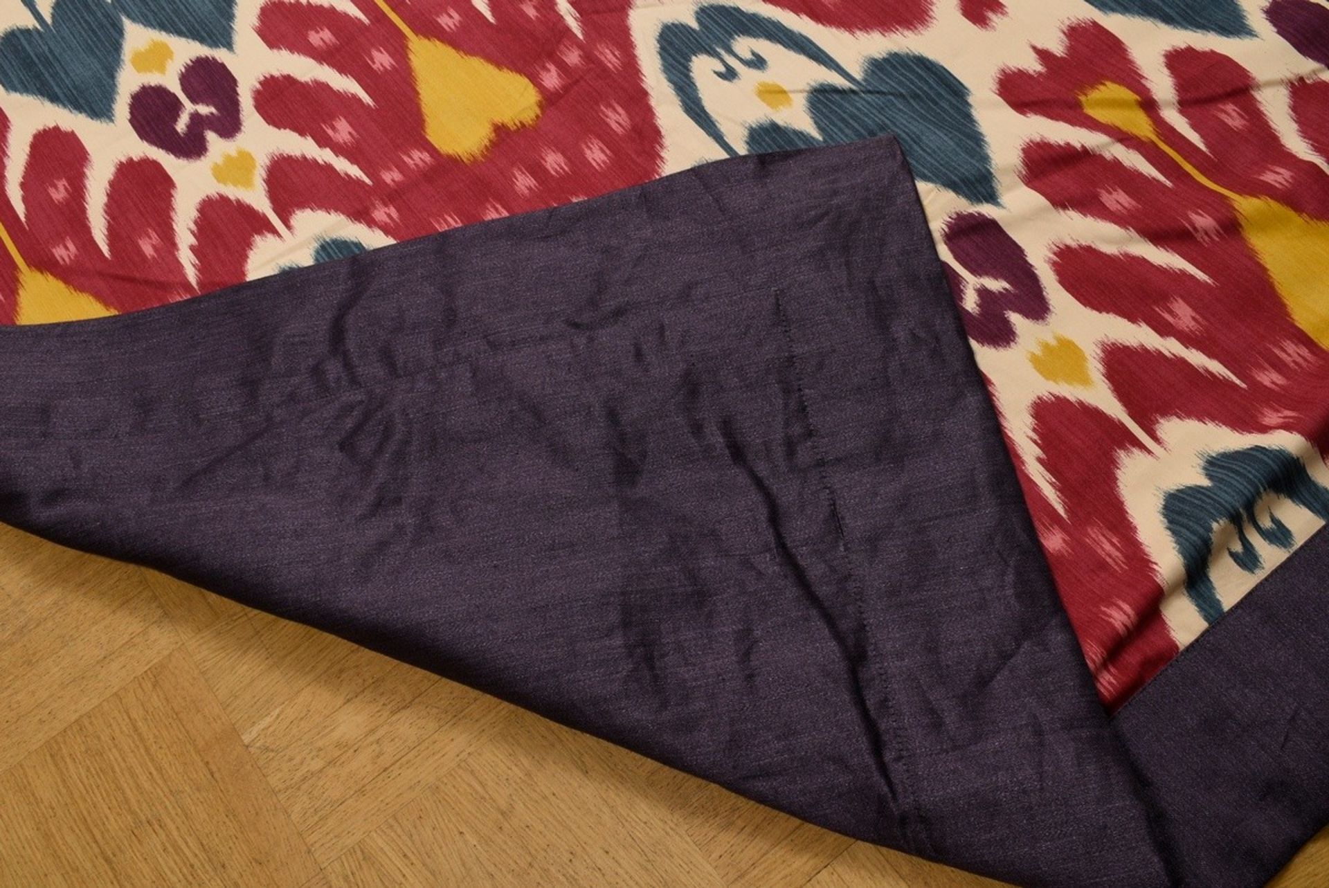 Paar Vorhangschals aus Le Manache Ikatstoff in Rottönen mit violettem Rubelli Futter, 298x125cm, ne - Bild 4 aus 4