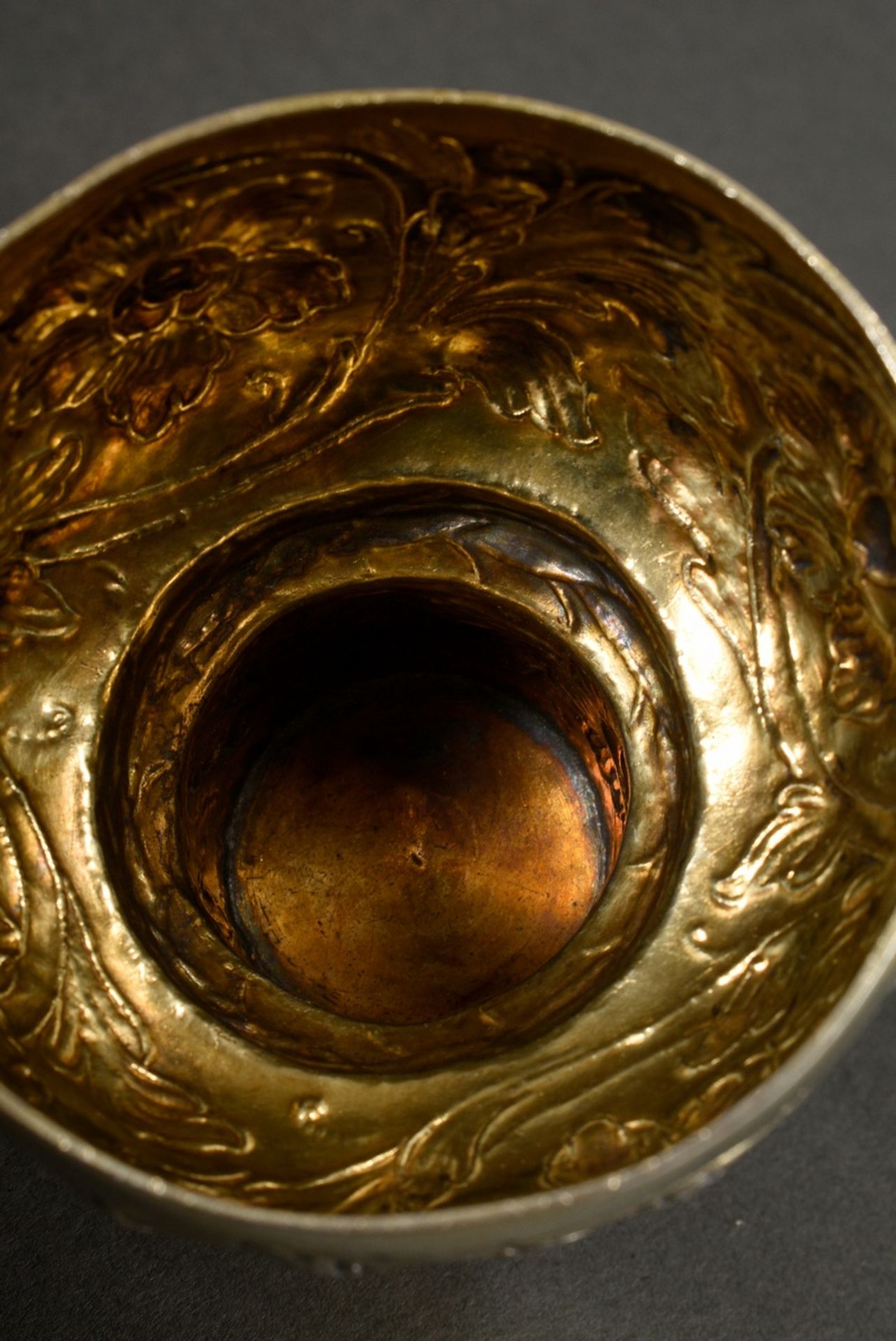 Nürnberger Römer Pokal mit getriebenem Blütenranken Dekor und Lorbeerblatt Manschette unter der Kup - Bild 4 aus 6