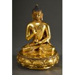Feine sinotibetische Figur "Buddha in Vitarka Mudra", feuervergoldete Bronze mit polychromer Kaltbe