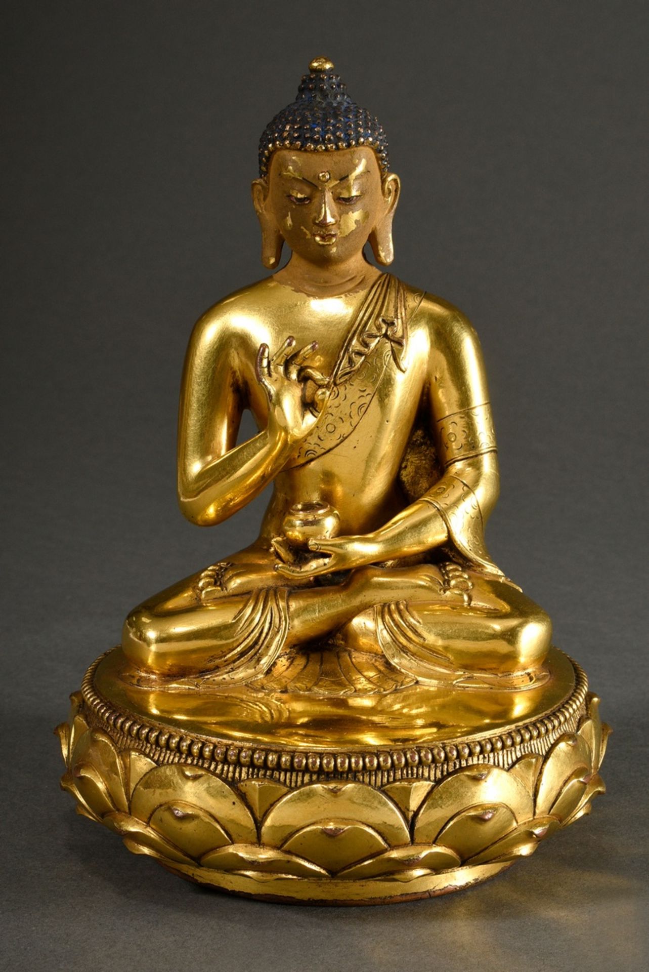 Feine sinotibetische Figur "Buddha in Vitarka Mudra", feuervergoldete Bronze mit polychromer Kaltbe