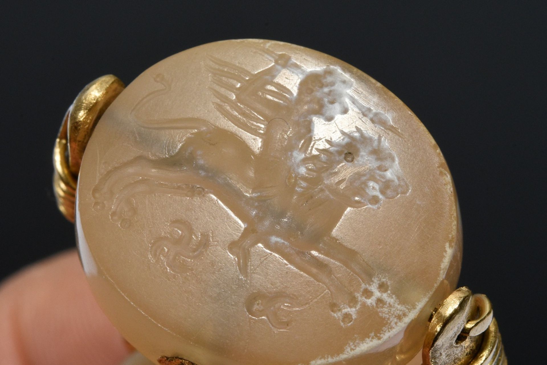 Gelbgold 750 Siegelring mit antikem Rollsiegel "Sperrwerfender Apoll einen Löwen reitend" sowie ums - Bild 5 aus 5
