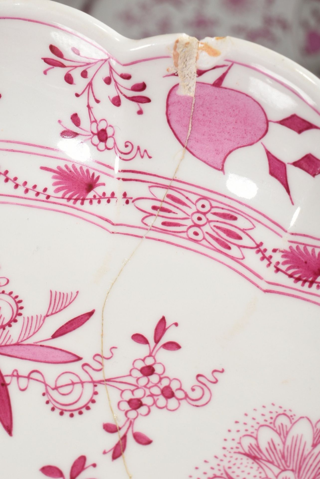 65 Pieces rare Meissen dinner service "Zwiebelmuster Pink", custom made around 1900, consisting of: - Image 18 of 27