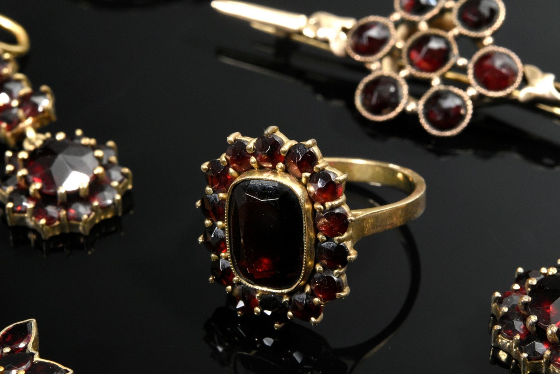 7 Various pieces of garnet jewelry: tombac necklace (l. 47cm), needle (l. 4.3cm), pair of earrings  - Image 8 of 8