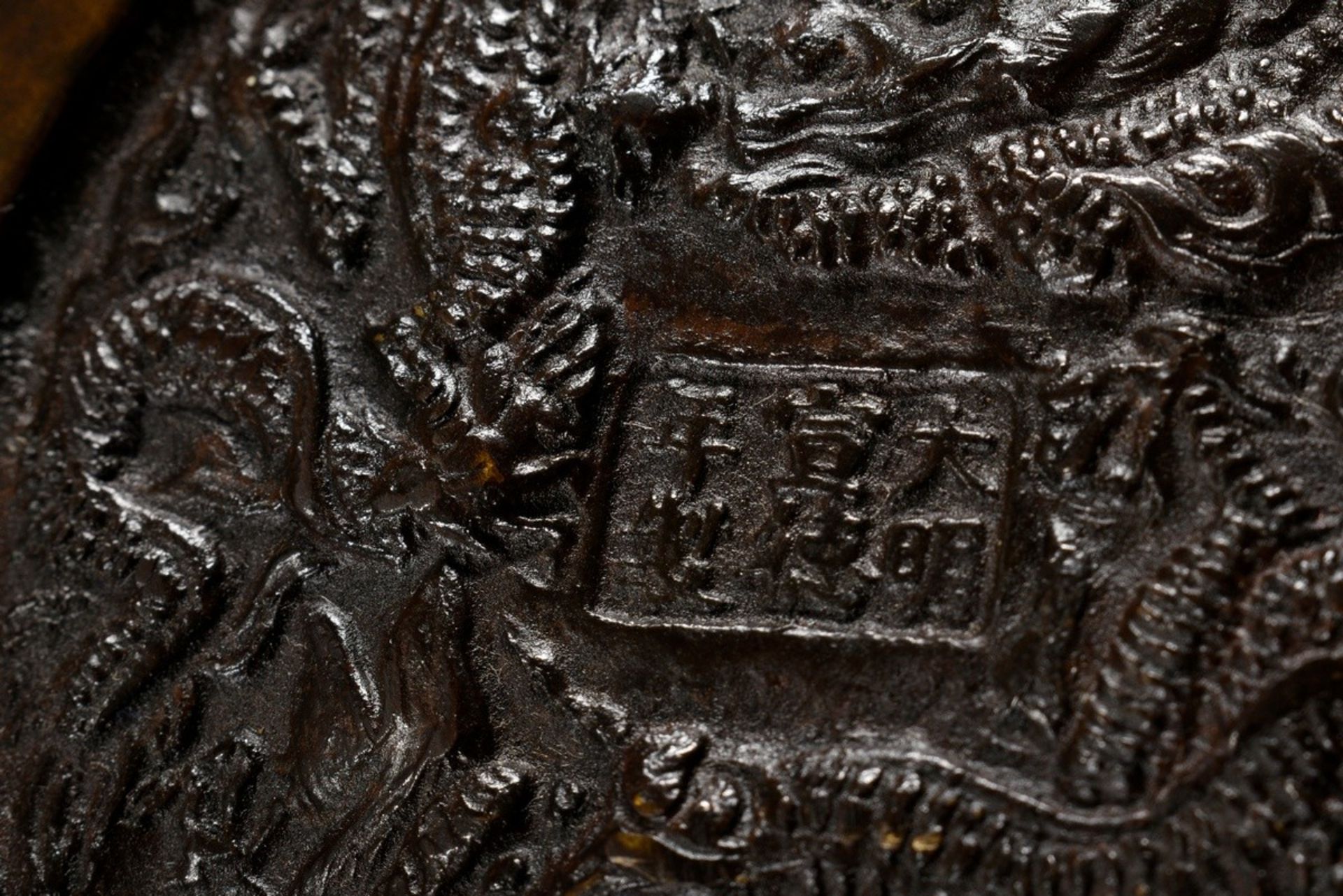 Chinesischer Bronze Weihrauchbrenner auf drei Füßen mit aus dem Rand wachsenden Griffen, am Boden 6 - Bild 8 aus 8