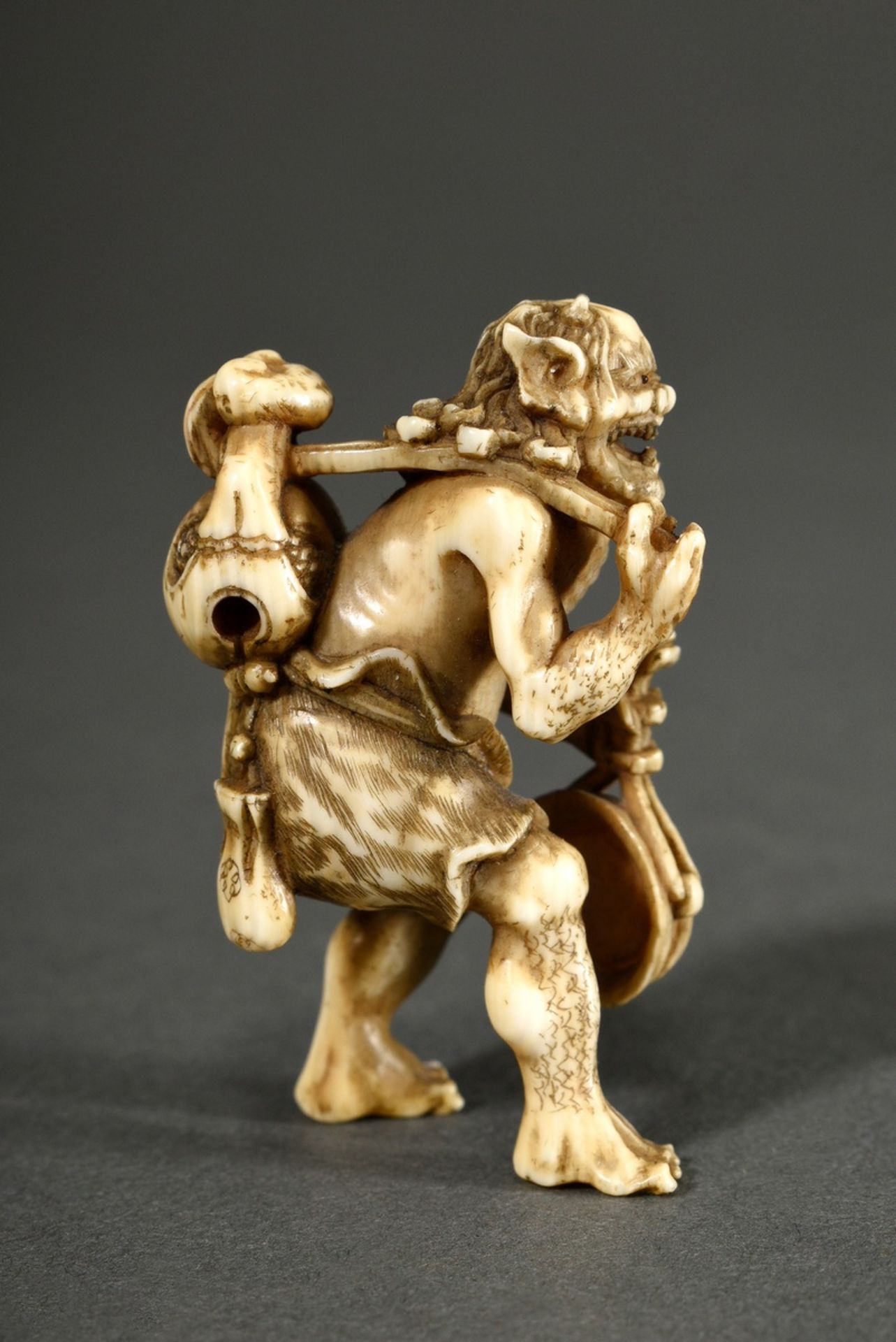 Very fine ivory netsuke "Oni with mokogyo slit drum, waniguchi gong and nyoi sceptre", sign. Tomoma - Image 3 of 7