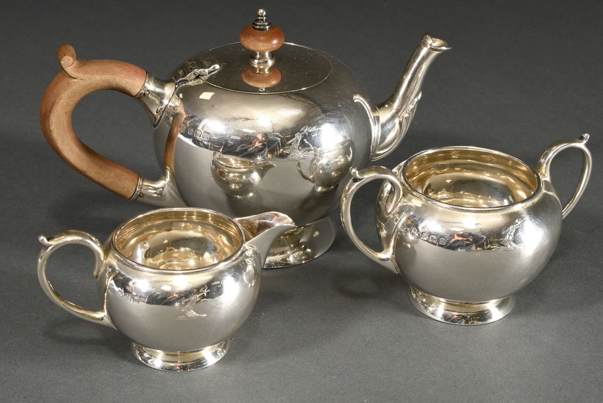 3 Pieces English tea set in George II form: teapot with wooden handle and two parts sugar and cream - Image 2 of 6