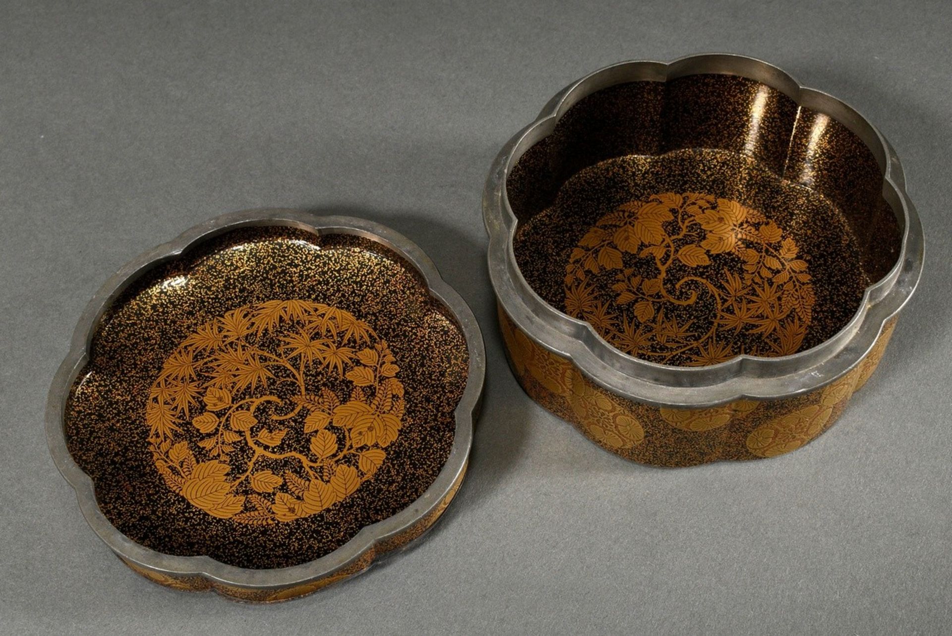 Flower-shaped eight-pass Urushi lacquer box with "Chrysanthemum Mons", loose lead rim on top, Japan - Image 5 of 6