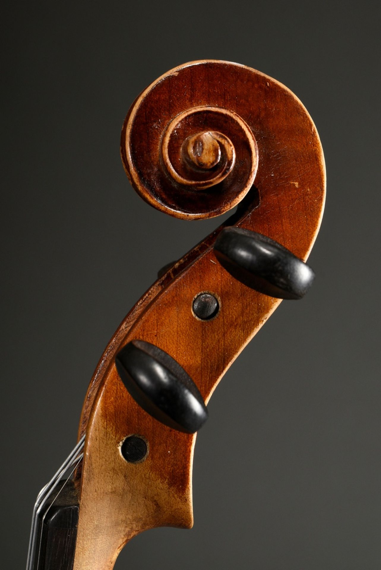 Deutsche Geige, 1. Hälfte 20.Jh., ohne Zettel, mitteljährige Decke, geteilter und partiell geflammt - Bild 5 aus 10