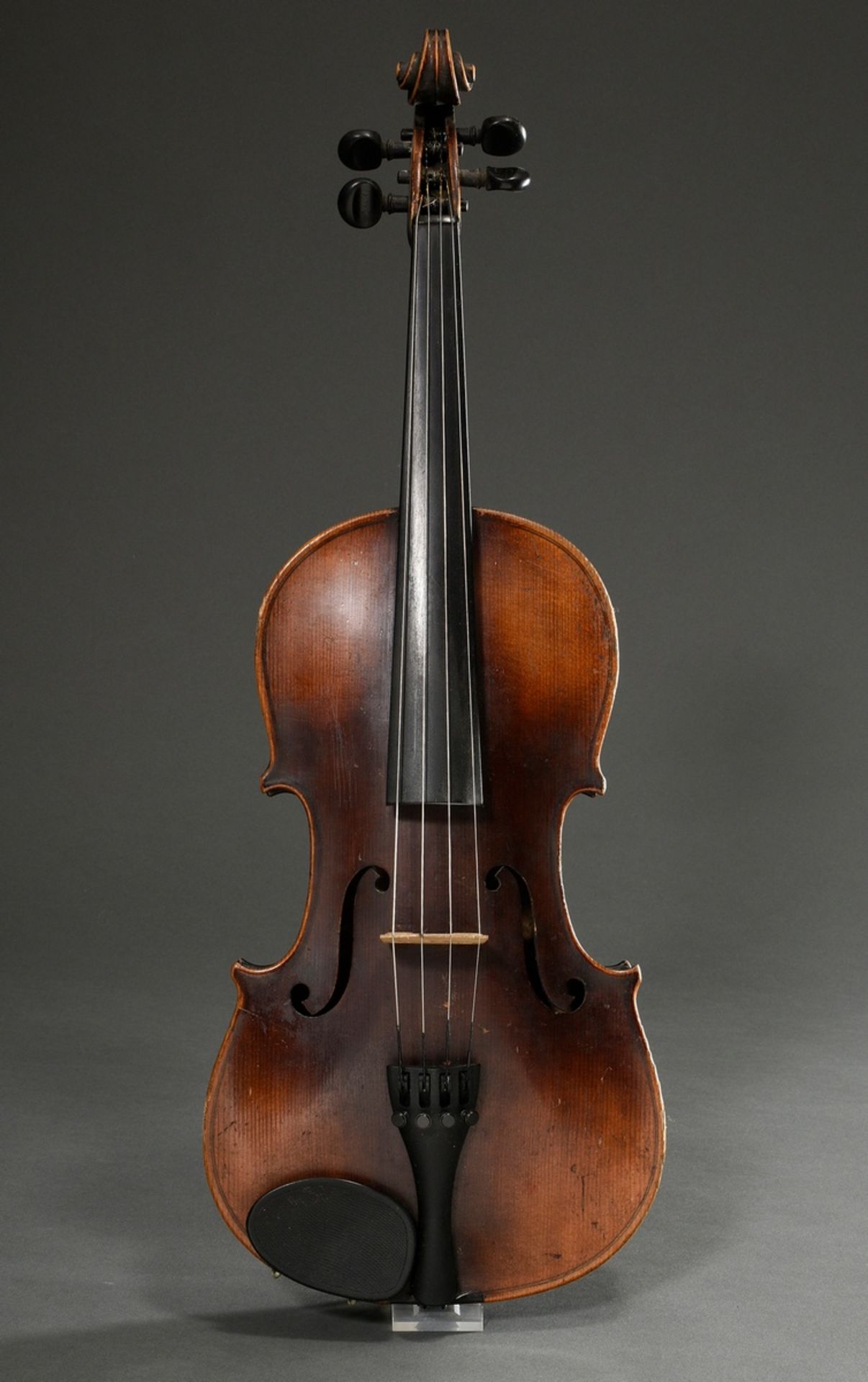 Deutsche Geige, wohl Sachsen um 1900, ohne Zettel, geteilter und leicht geflammter Boden, spielbar,