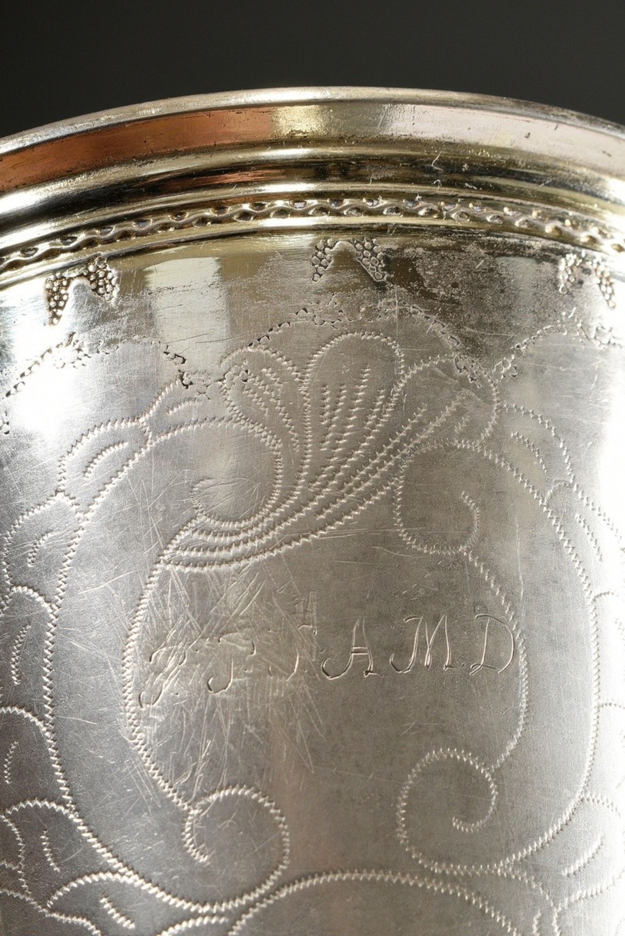 Konischer Becher mit ornamentaler Gravur und punktiertem Besitzermonogramm auf gewölbtem Fuß mit ge - Bild 2 aus 5