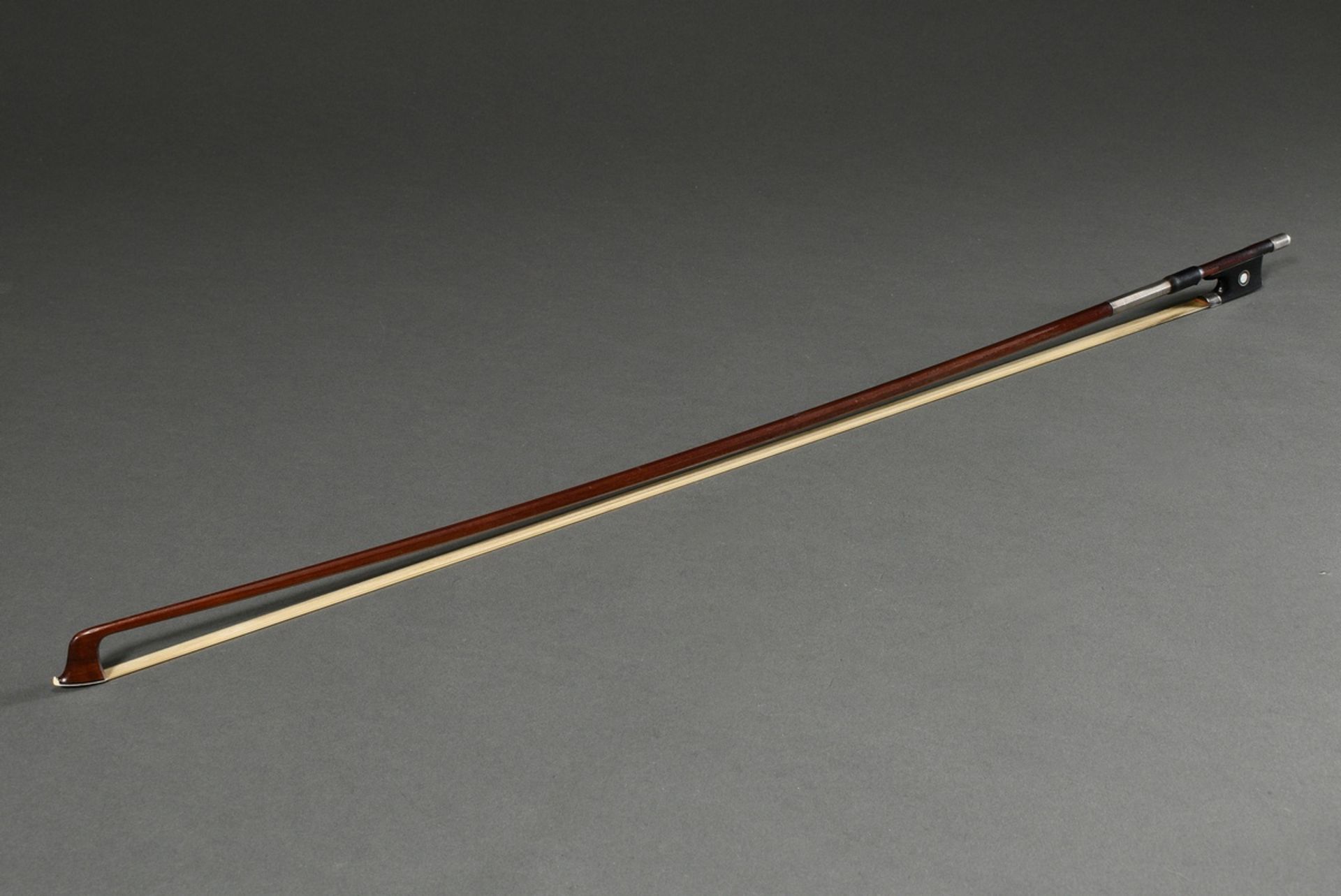 Master violin bow, Saxony 20th century, probably Pfretzschner, octagonal pernambuco stick, silver m - Image 8 of 9