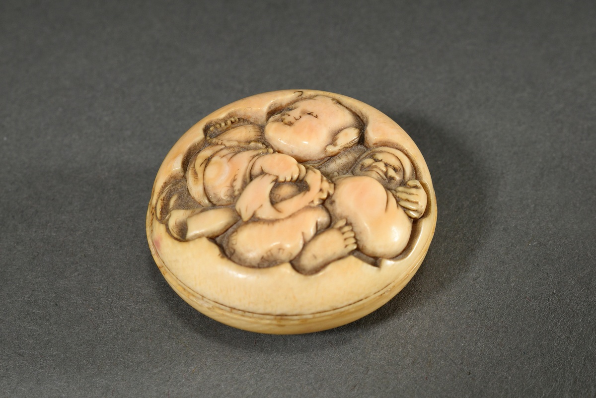 2 Various ivory manju netsuke with relief depictions, Japan, 2nd half 19th century: 1 "Karako with - Image 10 of 14