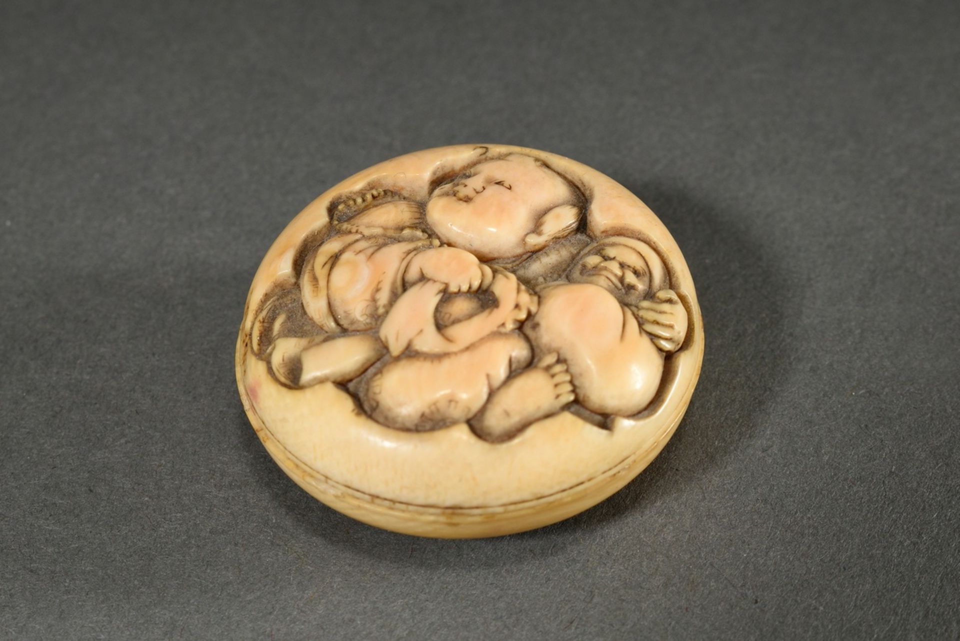 2 Diverse Elfenbein Manju Netsuke mit Reliefdarstellungen, Japan, 2.Hälfte 19.Jh.: 1 "Karako mit Da - Bild 10 aus 14