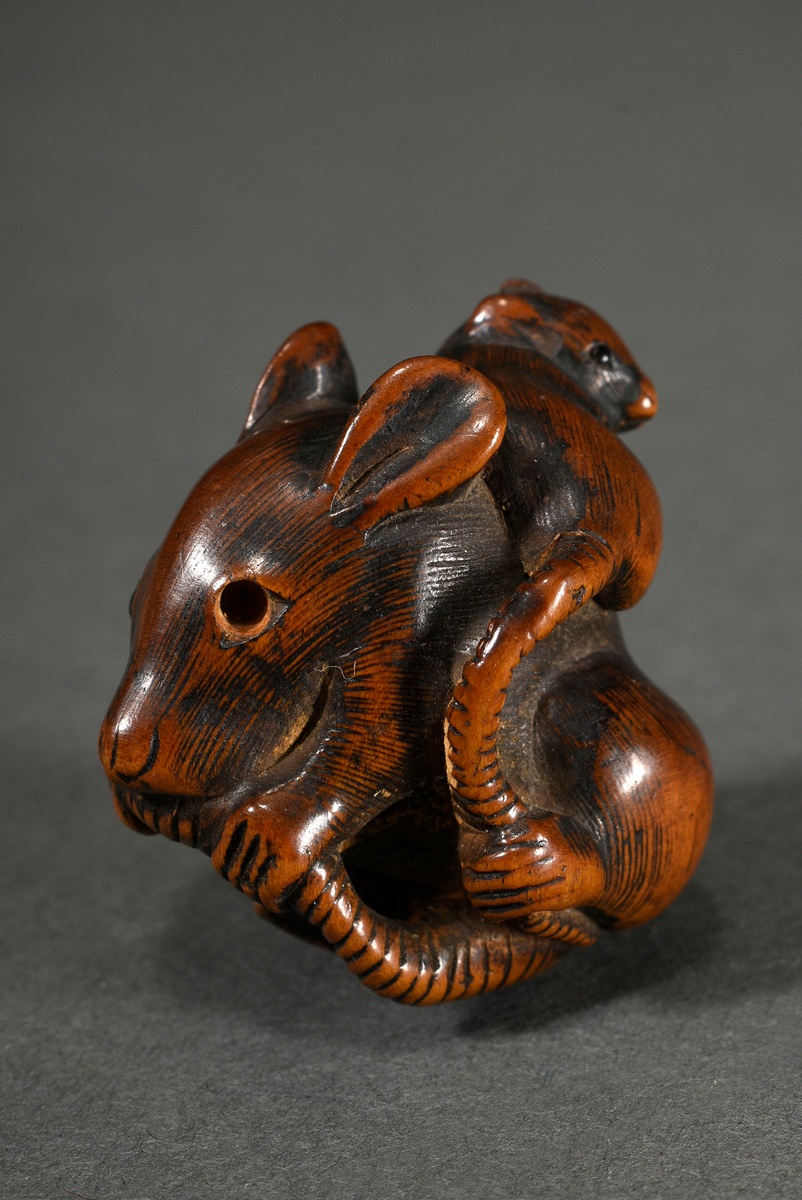 Boxwood netsuke "Round rat with young", inlaid horn eye (1 missing), beautiful patina, Japan 19th c - Image 2 of 4