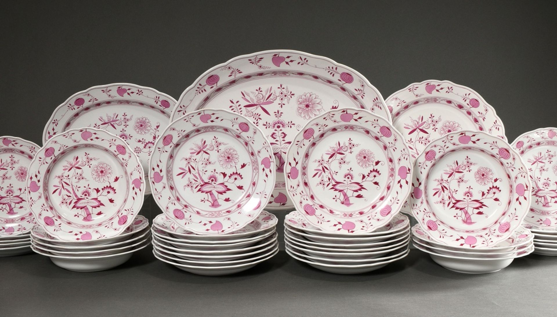 65 Pieces rare Meissen dinner service "Zwiebelmuster Pink", custom made around 1900, consisting of: - Image 25 of 27