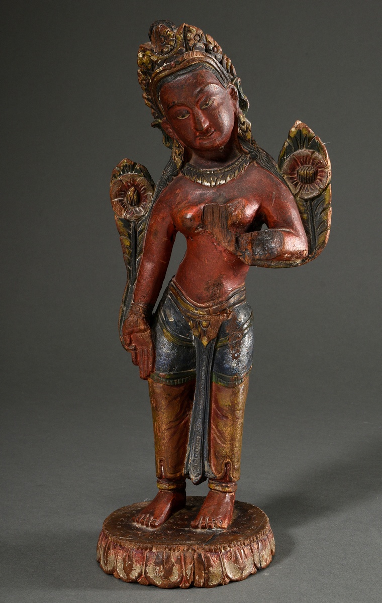 Buddhistische Schnitzerei "Stehende Tara", Nepal 19.Jh., Holz farbig gefasst, H. 35,5cm, kleine Feh