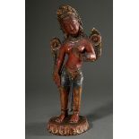 Buddhistische Schnitzerei "Stehende Tara", Nepal 19.Jh., Holz farbig gefasst, H. 35,5cm, kleine Feh