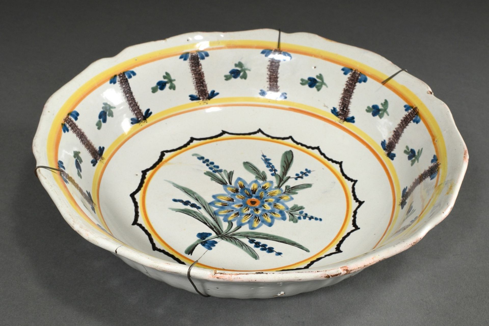 Rural faience bowl with polychrome hot fire colour painting ‘flower’ and wavy rim, h. 9cm, Ø 31cm, 