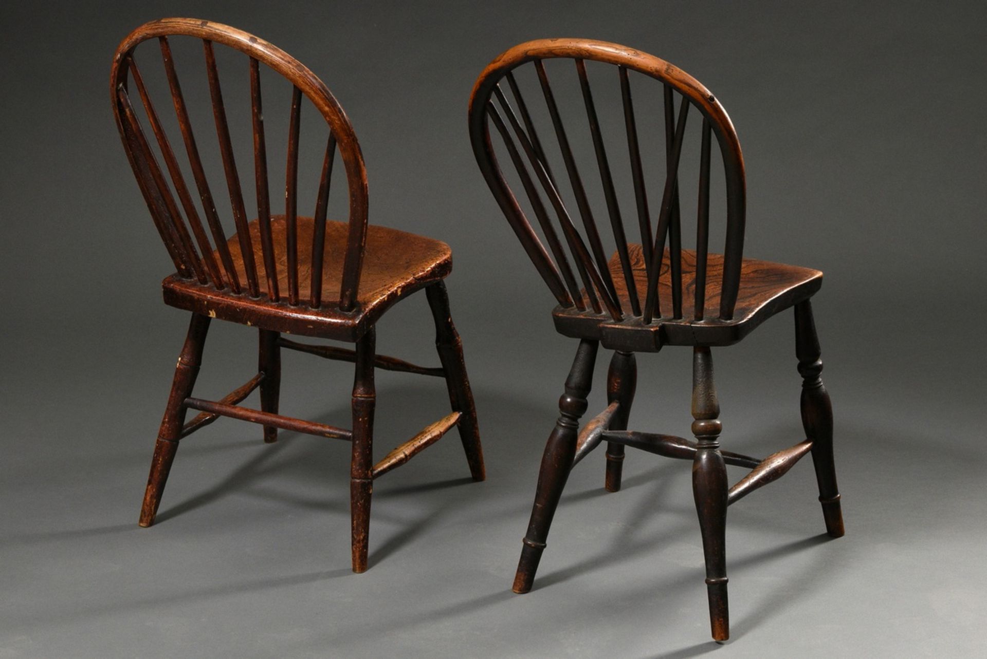 2 Diverse englische Windsor Stühle mit Spindle-Back, Eiche und Esche, 19.Jh., schöne Patina, H. 43/ - Bild 4 aus 5