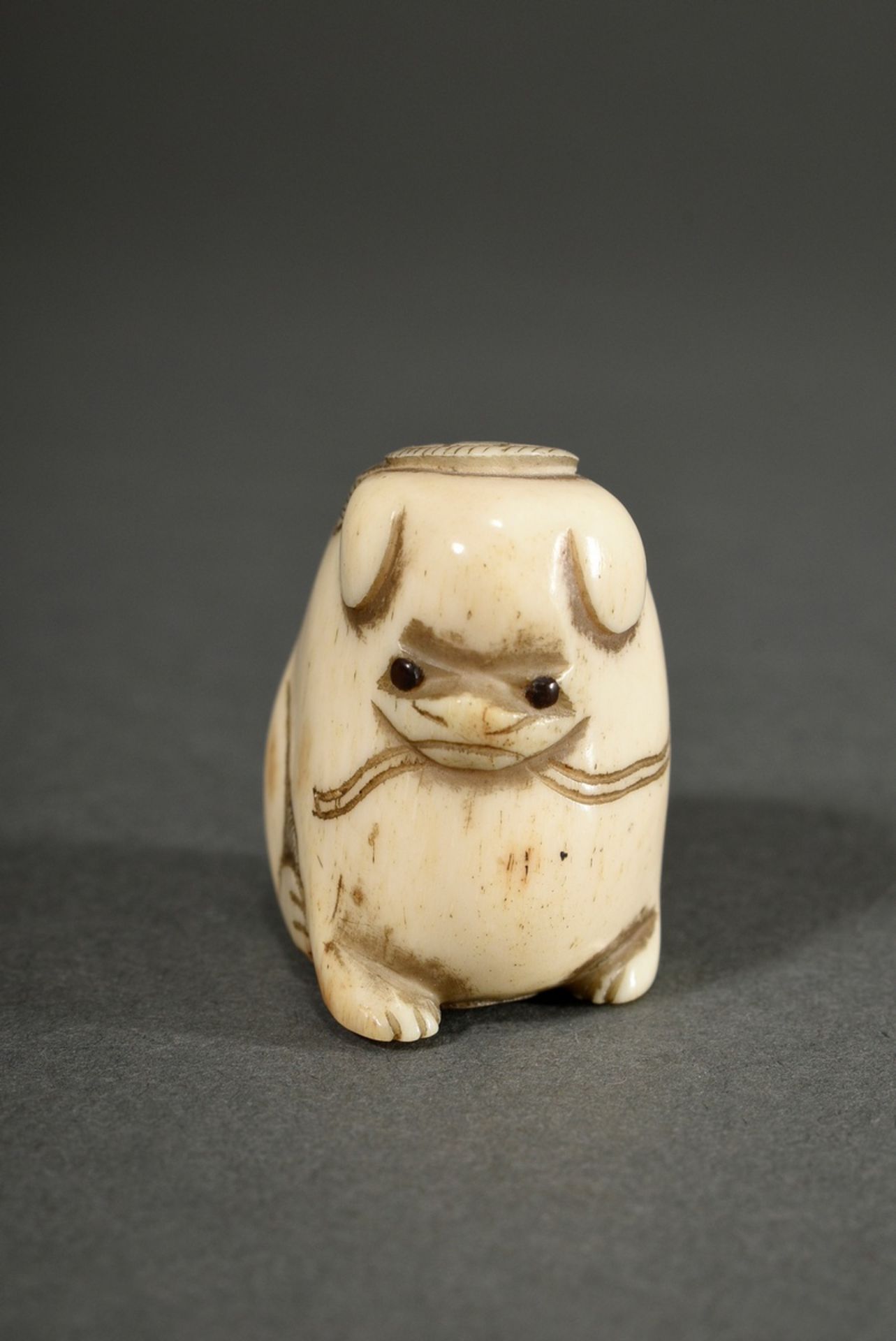 Stag horn netsuke "Sitting puppy" with inlaid horn eyes, Japan, h. 3.1cm - Image 2 of 5