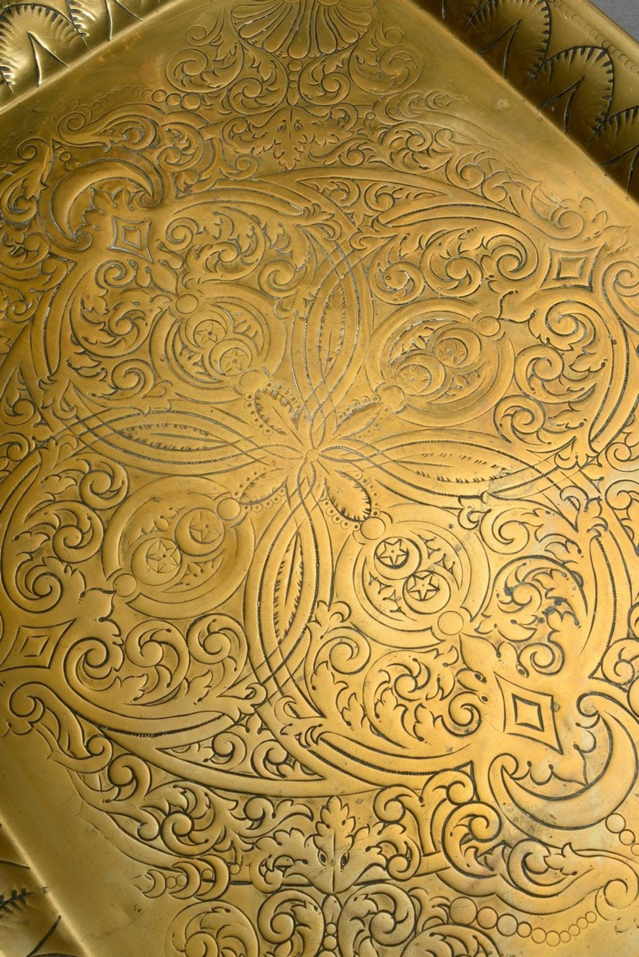 Rechteckiges Messingtablett mit floraler Gravur und plastischen Schlangengriffen, 19.Jh., 56x45cm - Bild 2 aus 6
