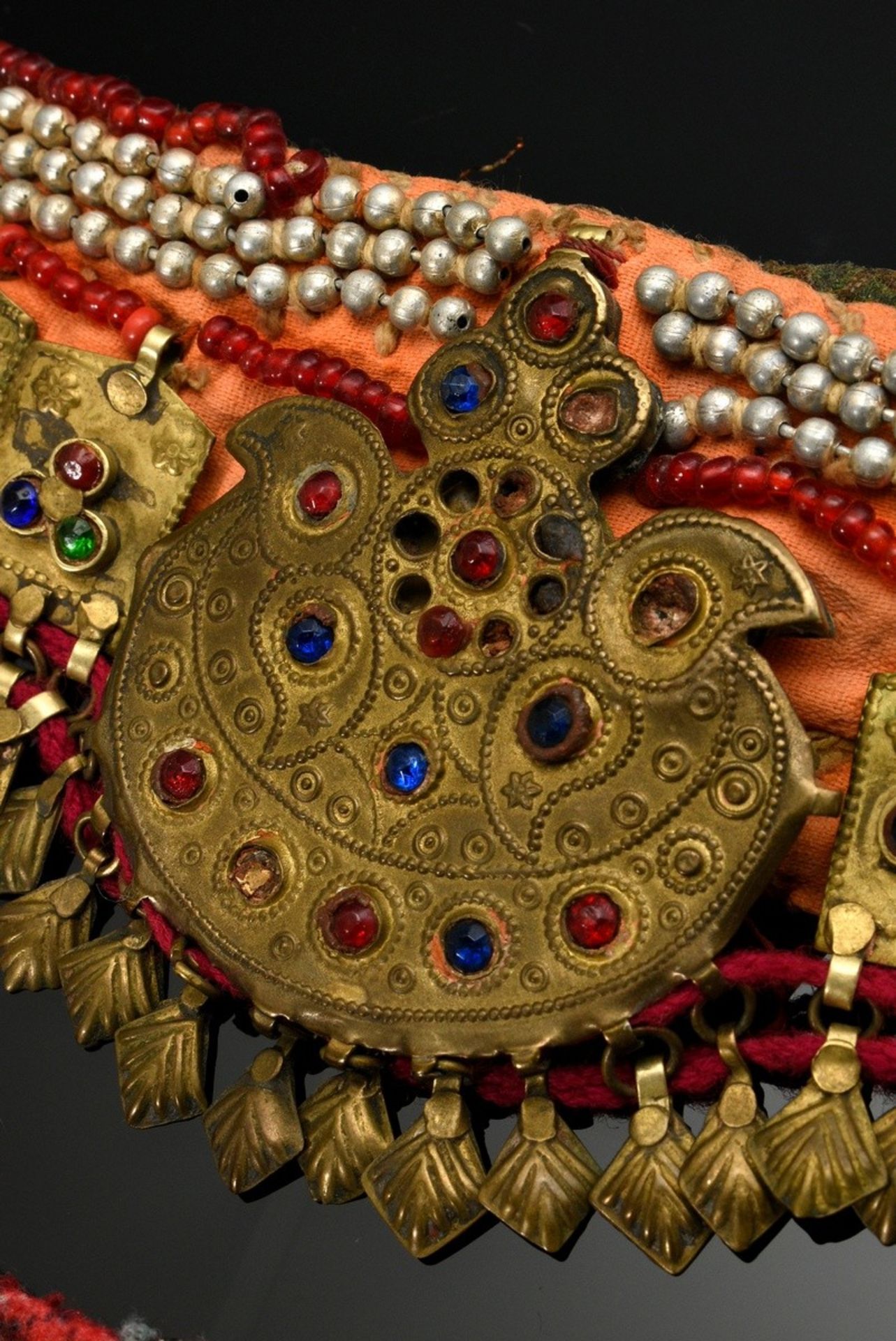 2 Diverse Teile afghanischer Choker und Stirnschmuck mit Glassteinen, Plättchen und Perlen auf Stof - Bild 4 aus 8