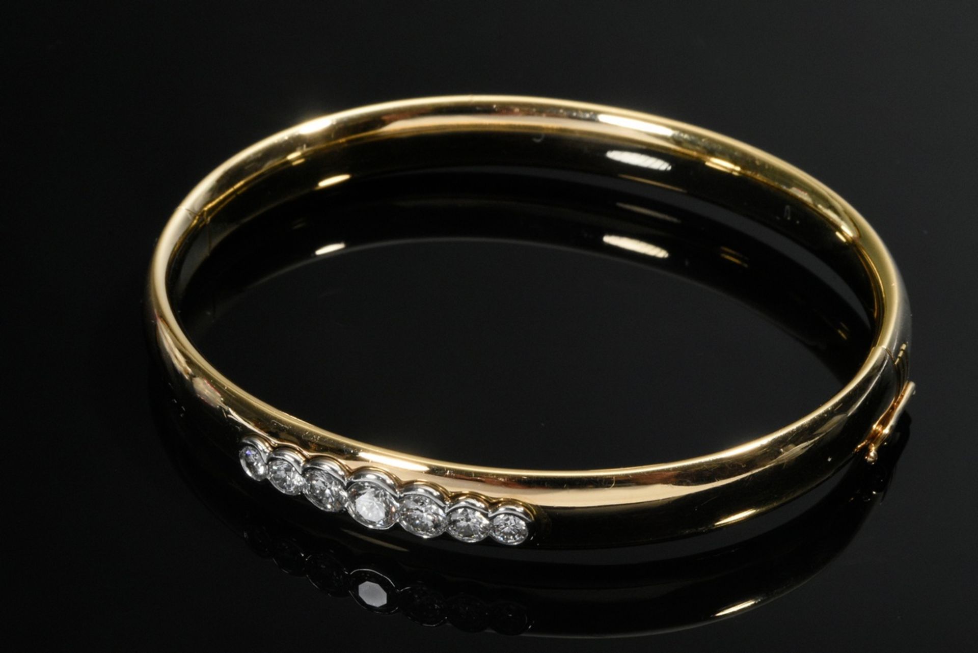 Oval smooth yellow gold 750 hinged bangle with brilliant-cut diamonds (approx. 1.20ct/VSI/TW) set i - Image 2 of 4