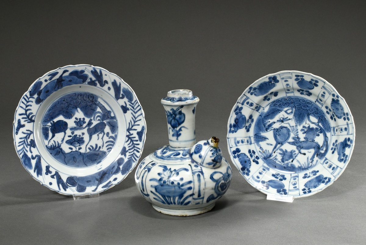 3 Various pieces of Chinese export porcelain with blue painting decoration: 2 plates (Ø 20/20.5cm) 