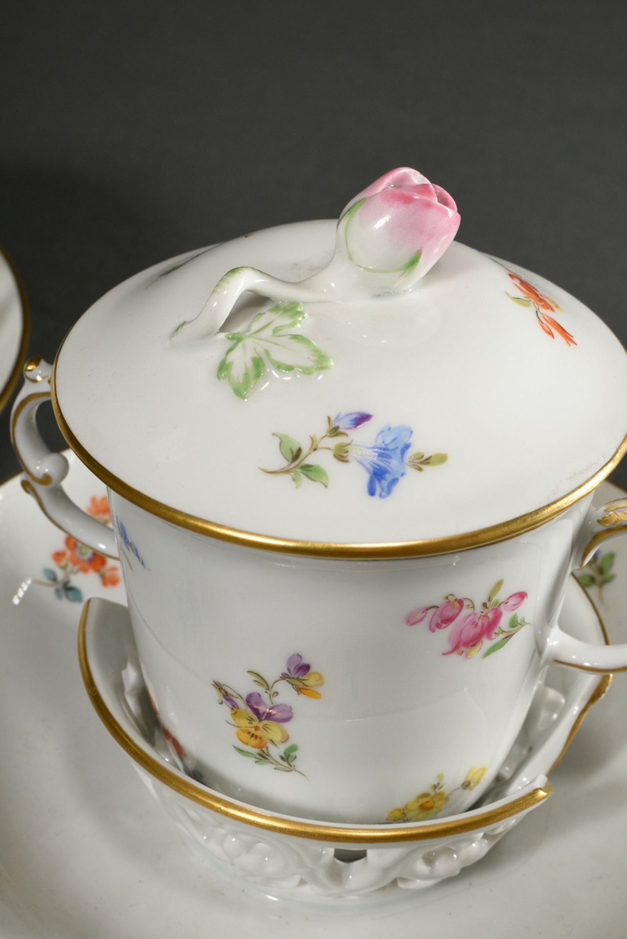 3 Pieces Meissen: Mocha cup/ saucer with relief flowers (h. 4cm, 1 blossom chip.) and 2 Trembleuse  - Image 3 of 8