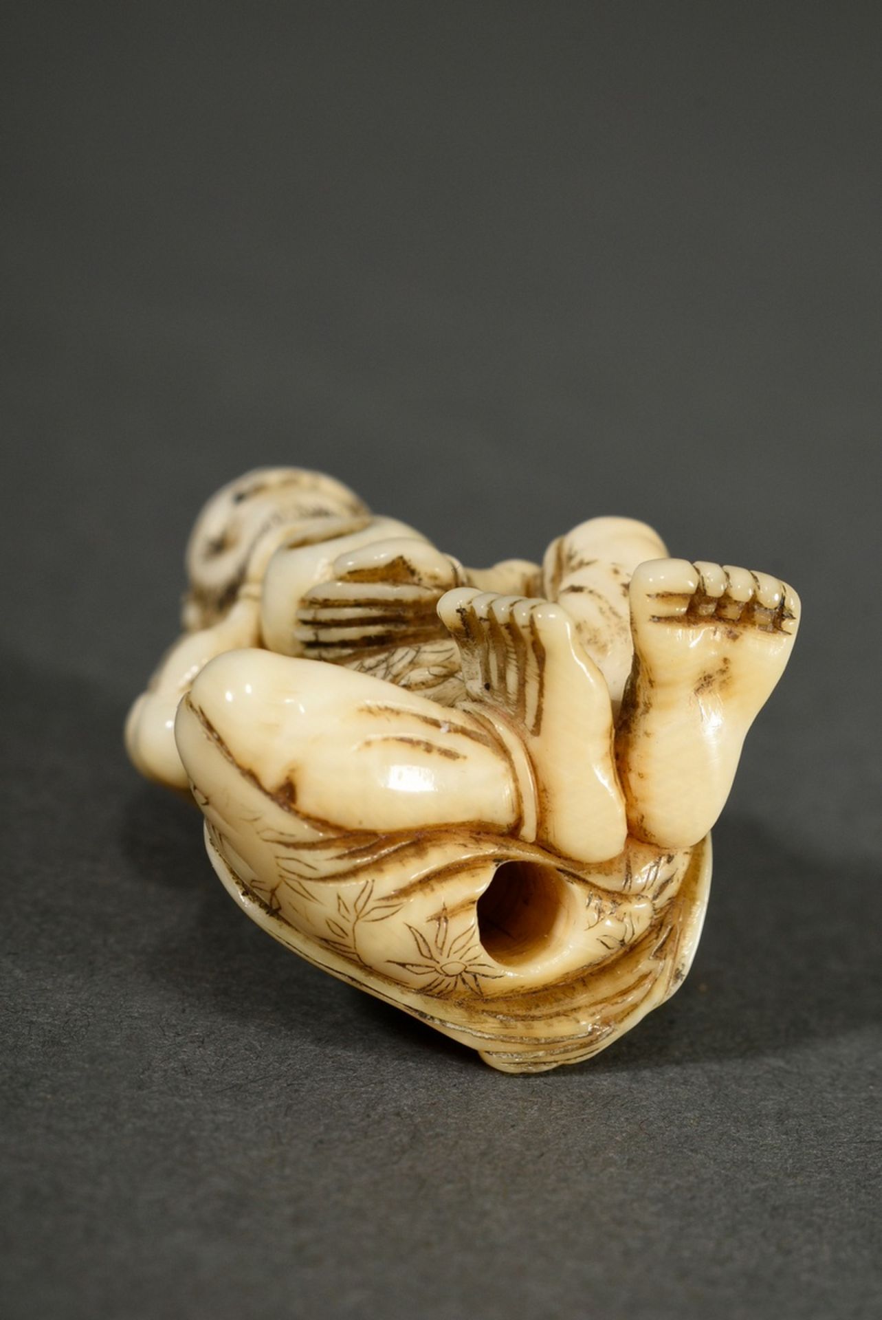 Elfenbein Netsuke "Südseeinsulaner mit Tamaperle", partiell schwarz eingefärbt, Japan 19.Jh., H. 3, - Bild 5 aus 6