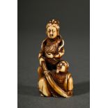 Pottwal Zahn Netsuke "Frau mit Drachenschildkröte und Mann" (Urashima Tarō und Otohime?), sign. Hid